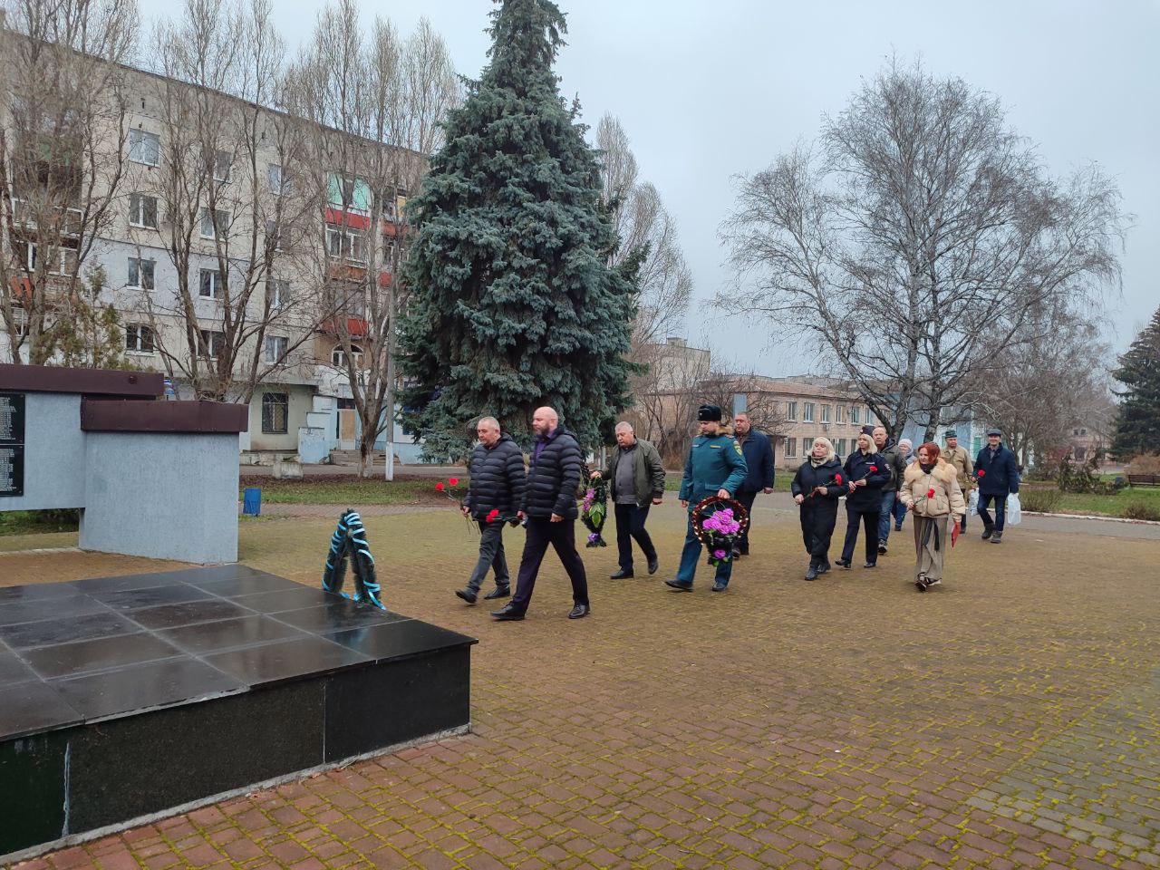 3 декабря, в День Неизвестного Солдата, Глава Кременского МО Вячеслав Третьяков совместно с представителями администрации, сотрудниками государственных учреждений и местными жителями возложили цветы к памятнику... 3 декабря, в День Неизвестного Солдата, Глава Кременского МО Вячеслав Третьяков совместно с представителями администрации, сотрудниками государственных учреждений и местными жителями возложили цветы к памятнику...