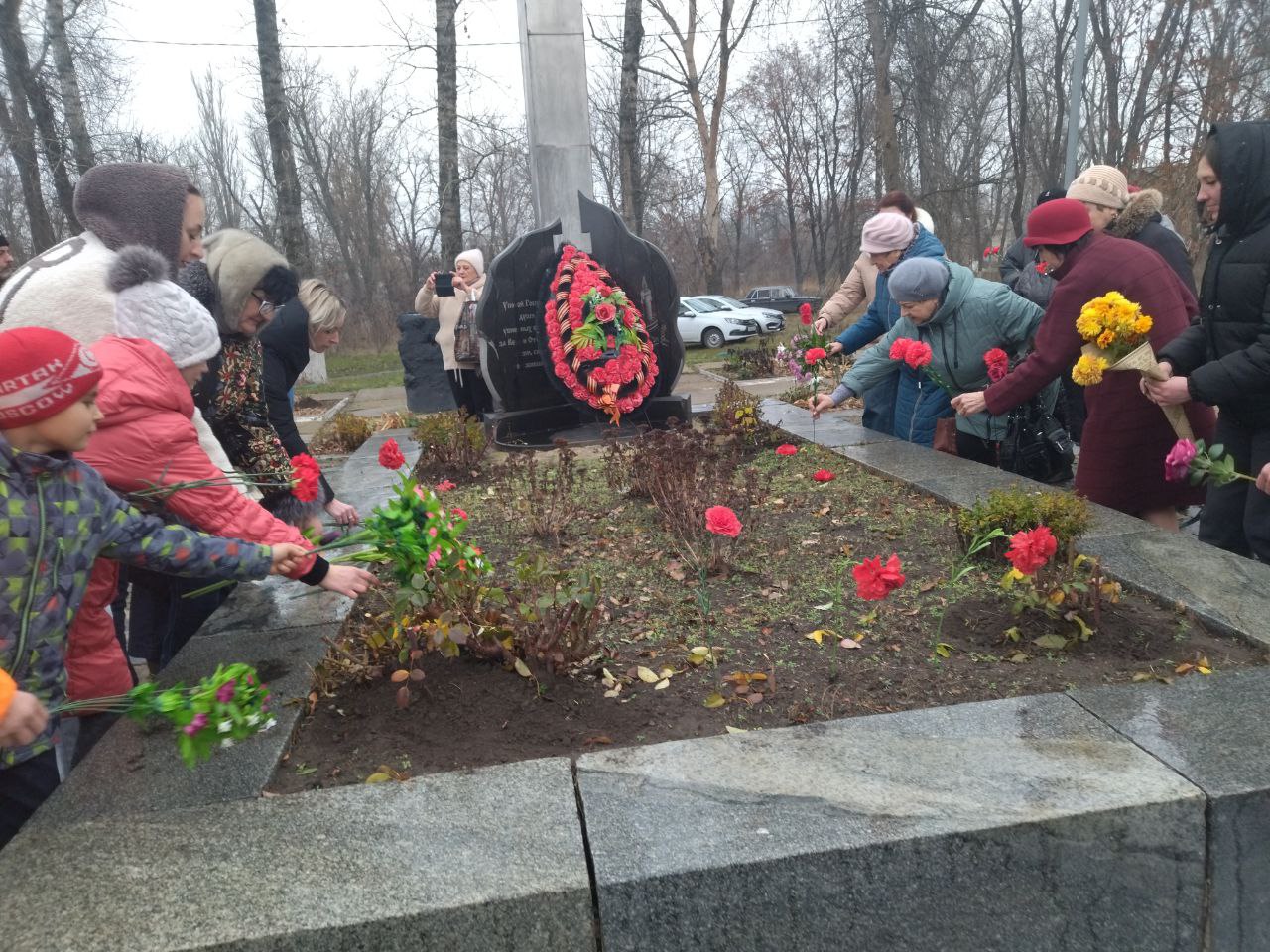 В парке имени Валентины Терешковой города Суходольска состоялось памятное мероприятие, посвящённое Дню Неизвестного Солдата В парке имени Валентины Терешковой города Суходольска состоялось памятное мероприятие, посвящённое Дню Неизвестного Солдата