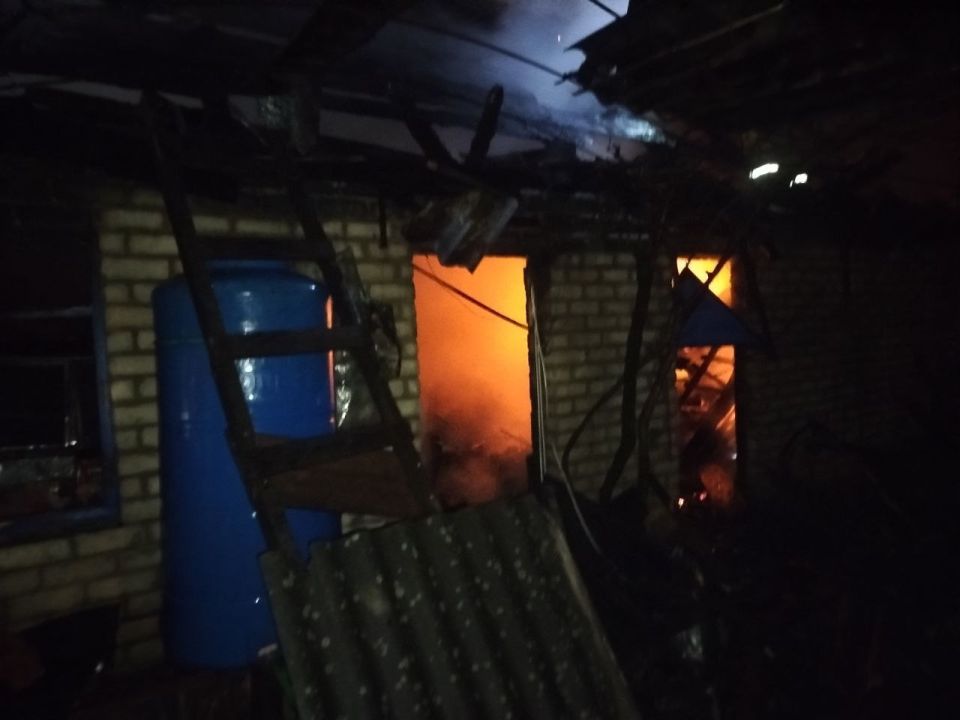 Вражеский БПЛА упал во двор частного дома в пгт Вражеский БПЛА упал во двор частного дома в пгт