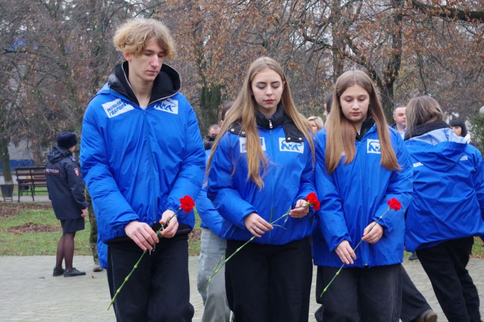 Сергей Крамаренко: В честь исторической даты — Дня Неизвестного солдата, который традиционно отмечается 3 декабря, с уважением принял участие в возложении цветов к памятному знаку павшим героям Сергей Крамаренко: В честь исторической даты — Дня Неизвестного солдата, который традиционно отмечается 3 декабря, с уважением принял участие в возложении цветов к памятному знаку павшим героям