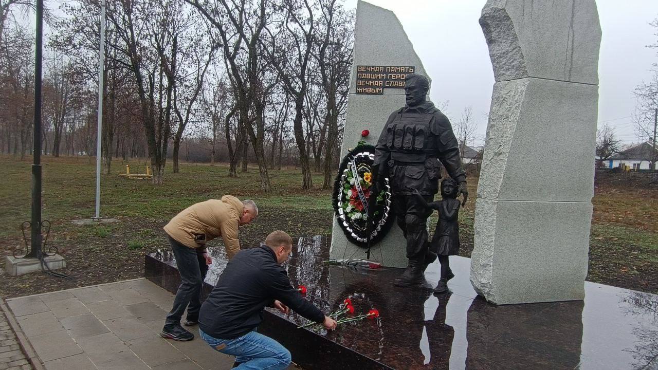 ДАНь ПАМЯТИ ГЕРОЯМ. Депутаты Совета Свердловского муниципального округа от фракции ЛДПР — Максим Марков, Дмитрий Никитенко и Сергей Сенченко — почтили память воинов, чьи имена остались неизвестными ДАНь ПАМЯТИ ГЕРОЯМ. Депутаты Совета Свердловского муниципального округа от фракции ЛДПР — Максим Марков, Дмитрий Никитенко и Сергей Сенченко — почтили память воинов, чьи имена остались неизвестными