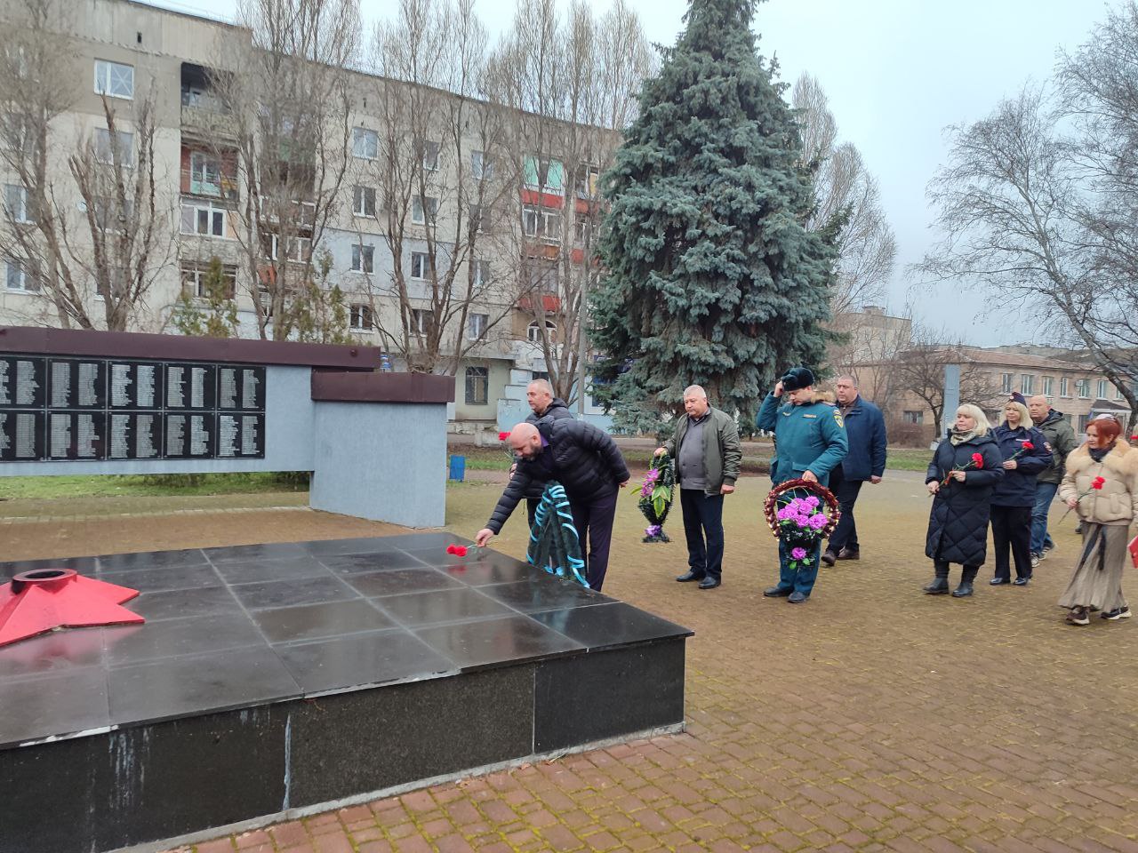 3 декабря, в День Неизвестного Солдата, Глава Кременского МО Вячеслав Третьяков совместно с представителями администрации, сотрудниками государственных учреждений и местными жителями возложили цветы к памятнику... 3 декабря, в День Неизвестного Солдата, Глава Кременского МО Вячеслав Третьяков совместно с представителями администрации, сотрудниками государственных учреждений и местными жителями возложили цветы к памятнику...