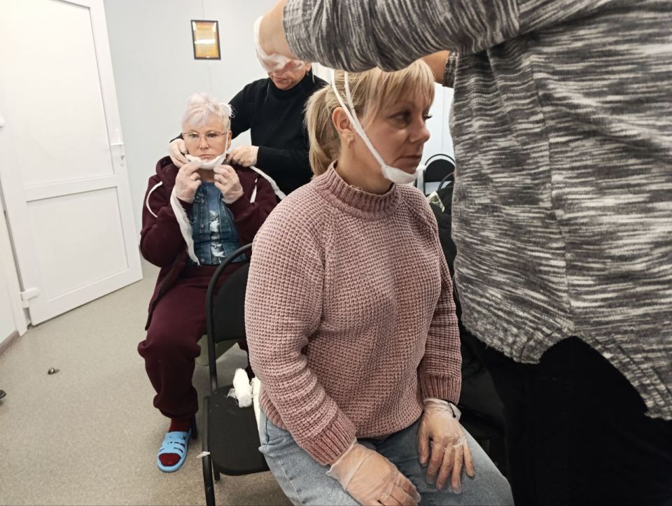 Младший персонал Ровеньковской городской больницы продолжает обучаться правилам оказания первой помощи в Школе медицины катастроф Младший персонал Ровеньковской городской больницы продолжает обучаться правилам оказания первой помощи в Школе медицины катастроф