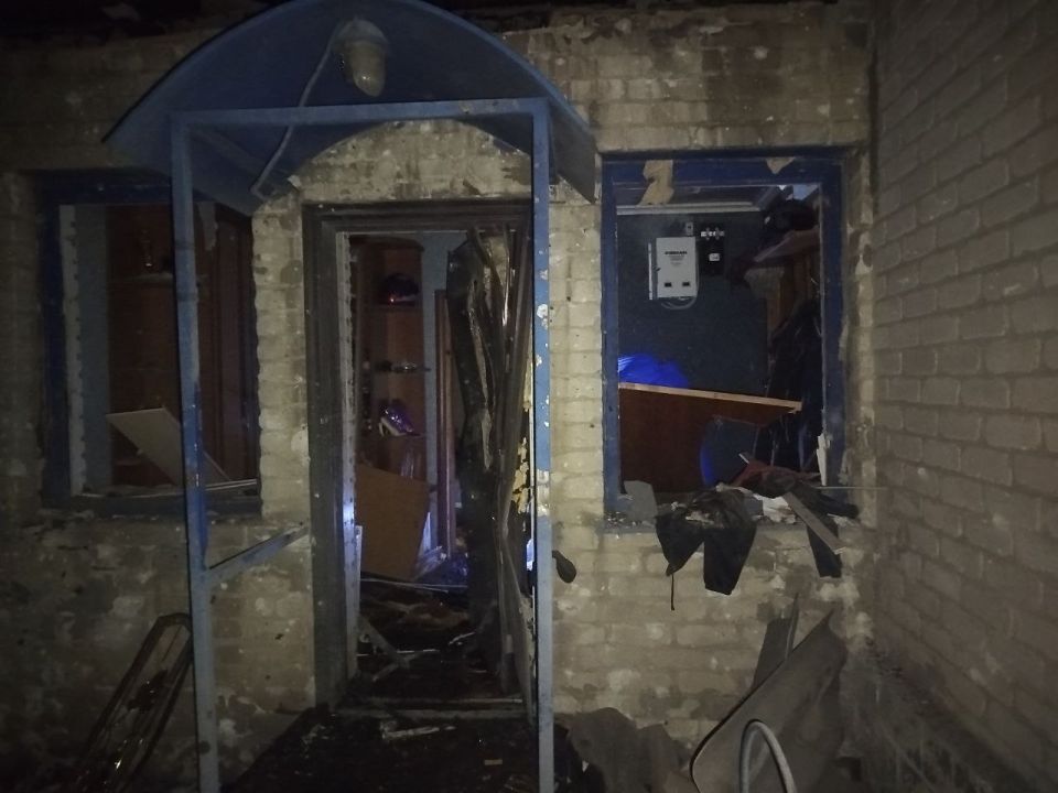Вражеский БПЛА упал во двор частного дома в пгт Вражеский БПЛА упал во двор частного дома в пгт