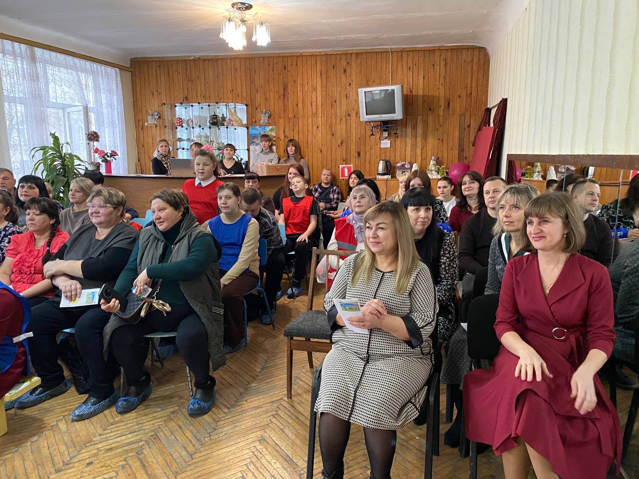 Праздник «Мы вместе, мы — сила» в Антрацитовском центре социального обслуживания населения Праздник «Мы вместе, мы — сила» в Антрацитовском центре социального обслуживания населения