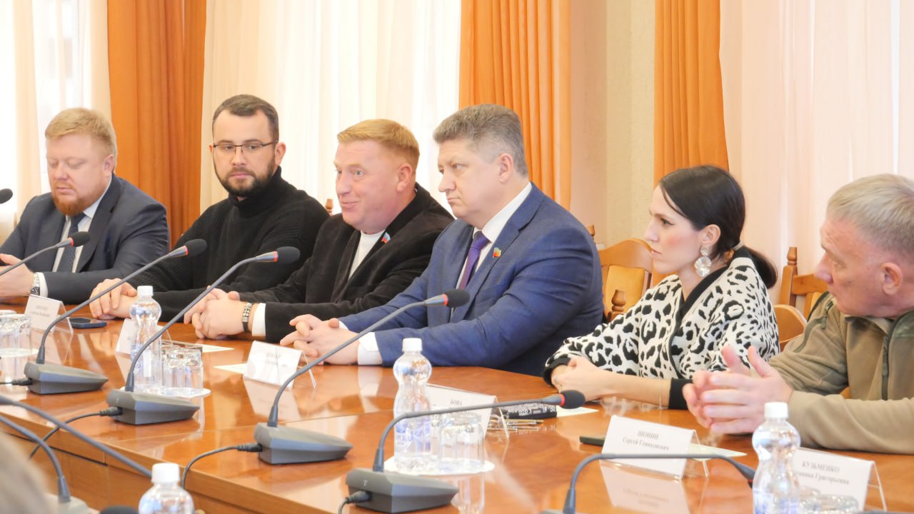 Сегодня в Администрации города вручили удостоверения Семейных кураторов Сегодня в Администрации города вручили удостоверения Семейных кураторов