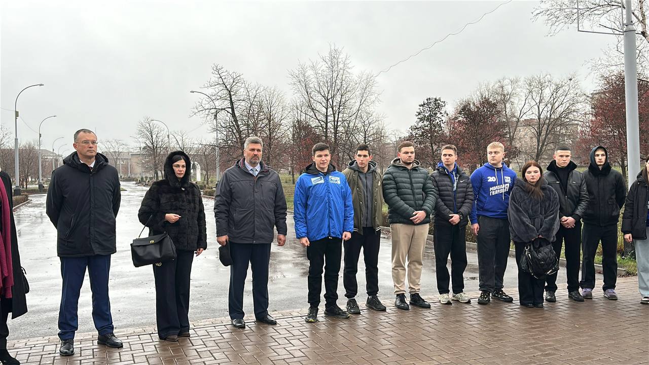 В сердце Алчевска, в уютном сквере, носящем гордое имя "Доблести и Славы", возвышается монумент, ставший символом непоколебимой стойкости и безмерной жертвы – Памятник Неизвестному Солдату В сердце Алчевска, в уютном сквере, носящем гордое имя "Доблести и Славы", возвышается монумент, ставший символом непоколебимой стойкости и безмерной жертвы – Памятник Неизвестному Солдату