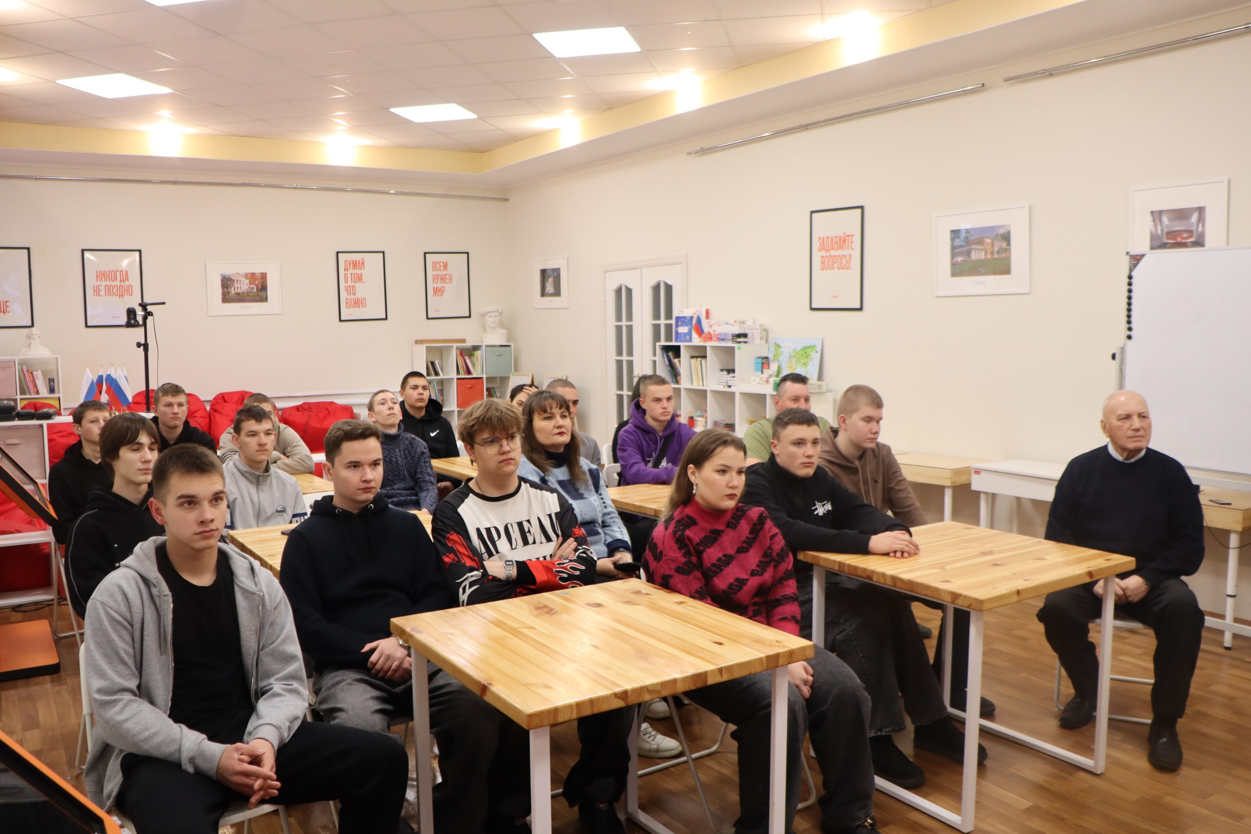 Сегодня, в День Неизвестного Солдата, в учреждениях культуры города Ровеньки проведены тематические мероприятия Сегодня, в День Неизвестного Солдата, в учреждениях культуры города Ровеньки проведены тематические мероприятия