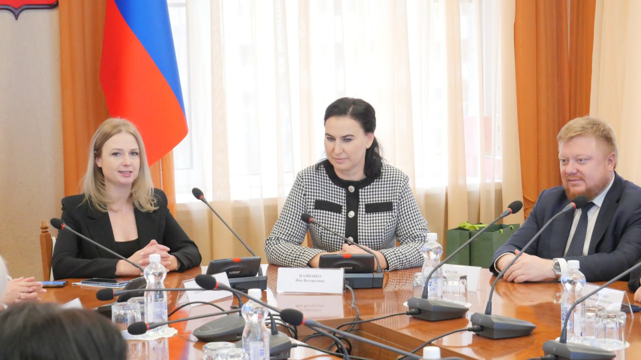 Сегодня в Администрации города вручили удостоверения Семейных кураторов Сегодня в Администрации города вручили удостоверения Семейных кураторов