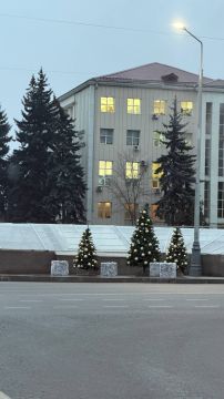 Новый год близко: красивые елочки и светящиеся подарки-иллюминации появились на перекрестке улиц Советская и Оборонная в Луганске