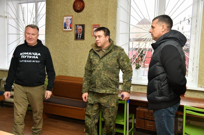 В Свердловском муниципалитете военнослужащему СВО с ограниченными возможностями вручили инвалидную коляску с электроприводом В Свердловском муниципалитете военнослужащему СВО с ограниченными возможностями вручили инвалидную коляску с электроприводом