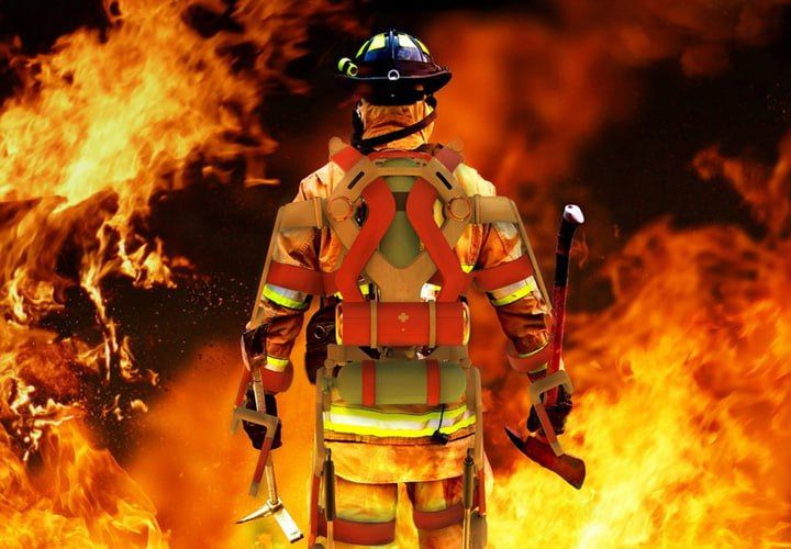 В Краснодоне пожарные спасли женщину из горящей квартиры