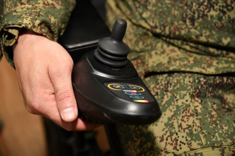 В Свердловском муниципалитете военнослужащему СВО с ограниченными возможностями вручили инвалидную коляску с электроприводом В Свердловском муниципалитете военнослужащему СВО с ограниченными возможностями вручили инвалидную коляску с электроприводом