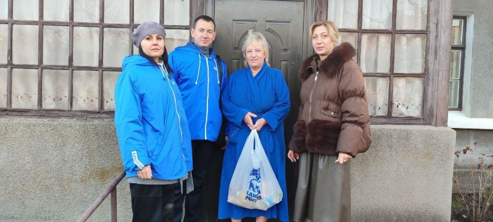 В преддверии Международного дня инвалидов активисты и сторонники Единой России доставили продуктовые наборы жителям г.Миусинск В преддверии Международного дня инвалидов активисты и сторонники Единой России доставили продуктовые наборы жителям г.Миусинск