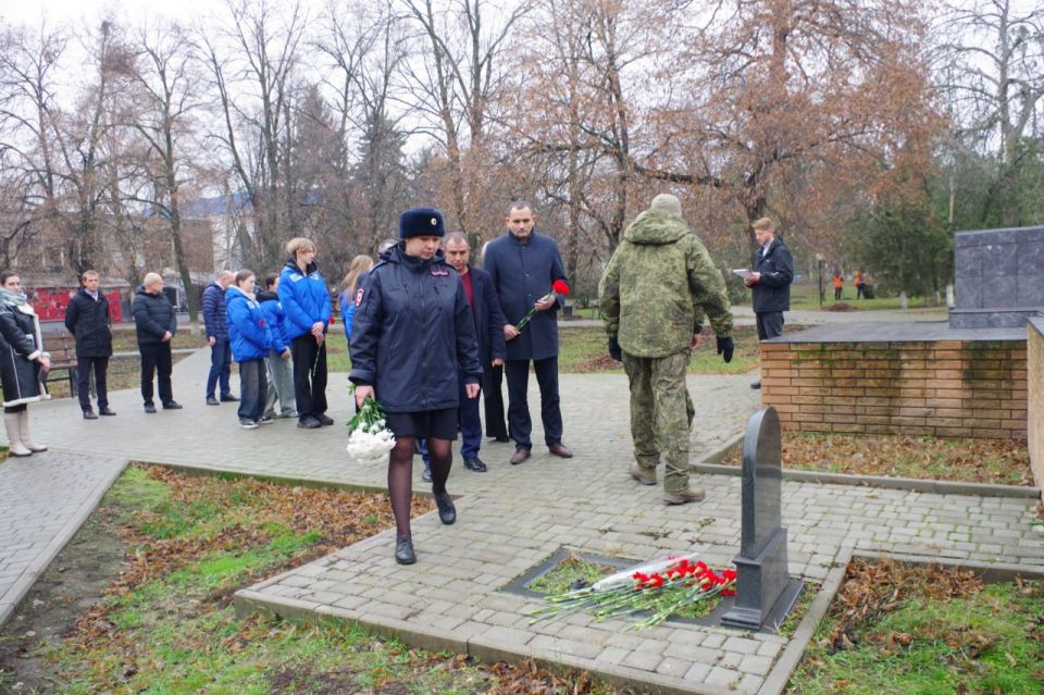 Сергей Крамаренко: В честь исторической даты — Дня Неизвестного солдата, который традиционно отмечается 3 декабря, с уважением принял участие в возложении цветов к памятному знаку павшим героям Сергей Крамаренко: В честь исторической даты — Дня Неизвестного солдата, который традиционно отмечается 3 декабря, с уважением принял участие в возложении цветов к памятному знаку павшим героям