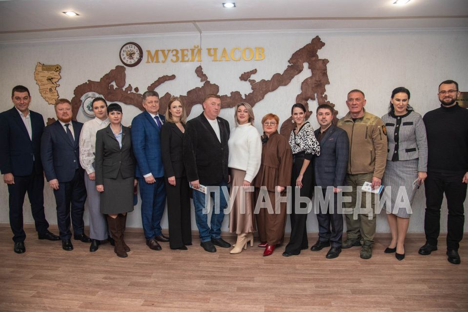 В Администрации города Луганска состоялось торжественное вручение удостоверений семейного куратора В Администрации города Луганска состоялось торжественное вручение удостоверений семейного куратора