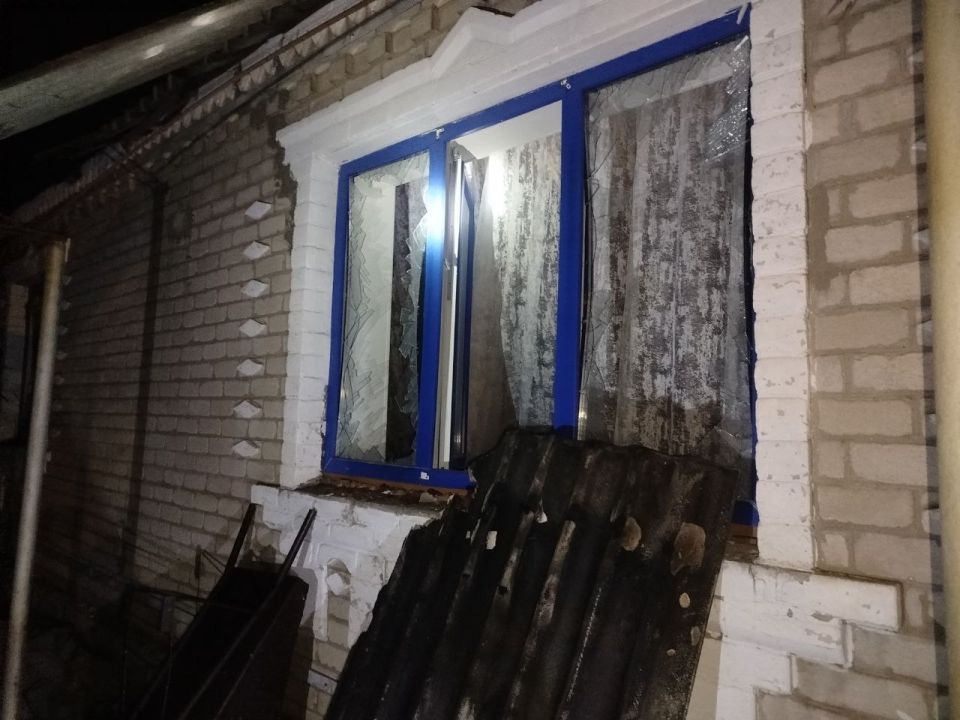 Вражеский БПЛА упал во двор частного дома в пгт Вражеский БПЛА упал во двор частного дома в пгт