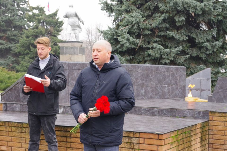 В честь исторической даты — Дня Неизвестного солдата, который традиционно отмечается 3 декабря, в Славяносербске возложили цветы к памятному знаку В честь исторической даты — Дня Неизвестного солдата, который традиционно отмечается 3 декабря, в Славяносербске возложили цветы к памятному знаку