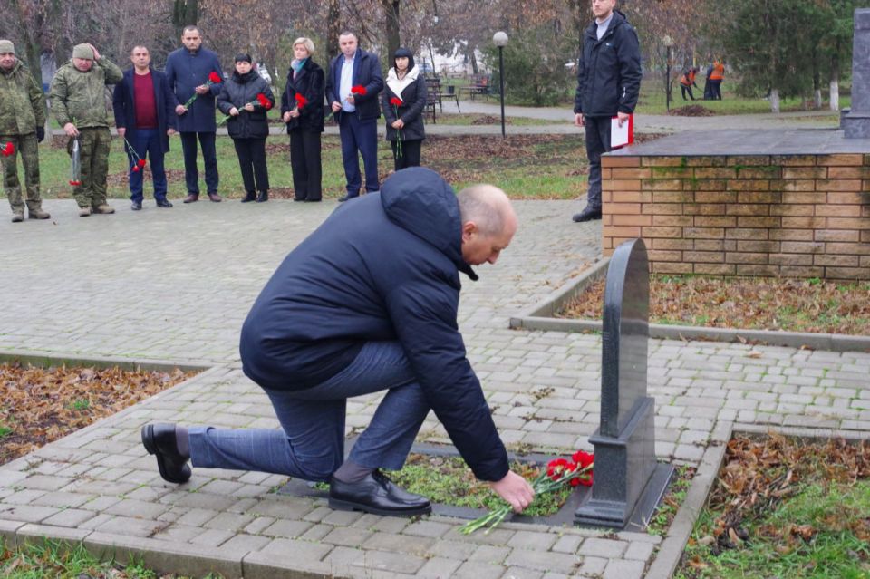 Сергей Крамаренко: В честь исторической даты — Дня Неизвестного солдата, который традиционно отмечается 3 декабря, с уважением принял участие в возложении цветов к памятному знаку павшим героям Сергей Крамаренко: В честь исторической даты — Дня Неизвестного солдата, который традиционно отмечается 3 декабря, с уважением принял участие в возложении цветов к памятному знаку павшим героям