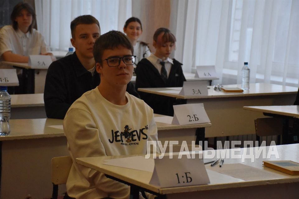 В Алчевской физико-математической школе № 22 проводится итоговое сочинение В Алчевской физико-математической школе № 22 проводится итоговое сочинение