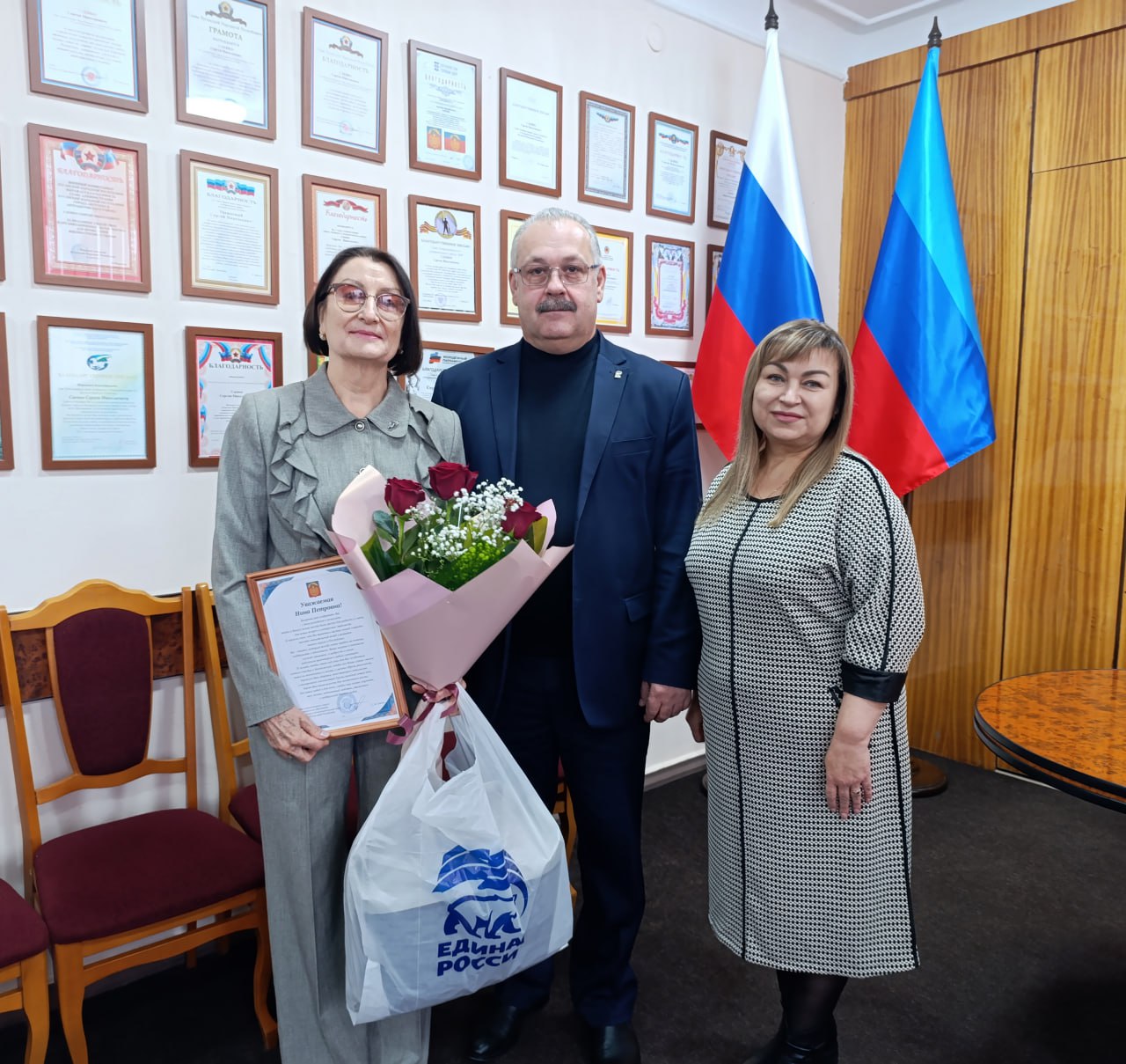 Сергей Саенко: Совместно с председателем Совета Антрацитовского муниципального округа Викторией Сошиной поздравил с днём рождения Почётного гражданина города Антрацита и Антрацитовского района Нину Гасанову