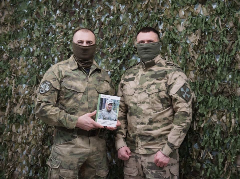 В ЛНР состоялась презентация книги о подвиге Героя России офицера Росгвардии Андрея Фроленкова