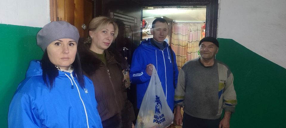 В преддверии Международного дня инвалидов активисты и сторонники Единой России доставили продуктовые наборы жителям г.Миусинск В преддверии Международного дня инвалидов активисты и сторонники Единой России доставили продуктовые наборы жителям г.Миусинск