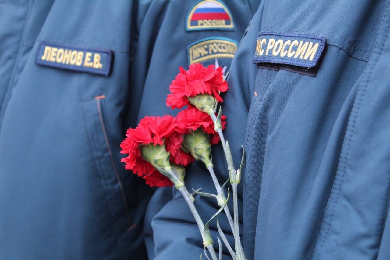 Сергей Козенко: Ежегодно 3 декабря, склоняя головы, мы чтим бессмертный подвиг тех, чьи имена навечно укрыты покровом неизвестности, но чья жертва вписана золотыми буквами в героическую летопись нашей Родины Сергей Козенко: Ежегодно 3 декабря, склоняя головы, мы чтим бессмертный подвиг тех, чьи имена навечно укрыты покровом неизвестности, но чья жертва вписана золотыми буквами в героическую летопись нашей Родины