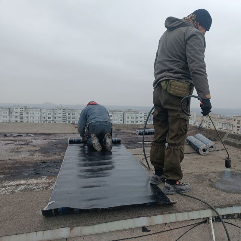 Специалисты Ровеньковского филиала НКО выполняют работы по текущему ремонту кровли многоквартирных домов