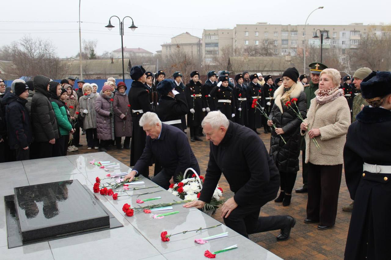 Сергей Козенко: Ежегодно 3 декабря, склоняя головы, мы чтим бессмертный подвиг тех, чьи имена навечно укрыты покровом неизвестности, но чья жертва вписана золотыми буквами в героическую летопись нашей Родины Сергей Козенко: Ежегодно 3 декабря, склоняя головы, мы чтим бессмертный подвиг тех, чьи имена навечно укрыты покровом неизвестности, но чья жертва вписана золотыми буквами в героическую летопись нашей Родины