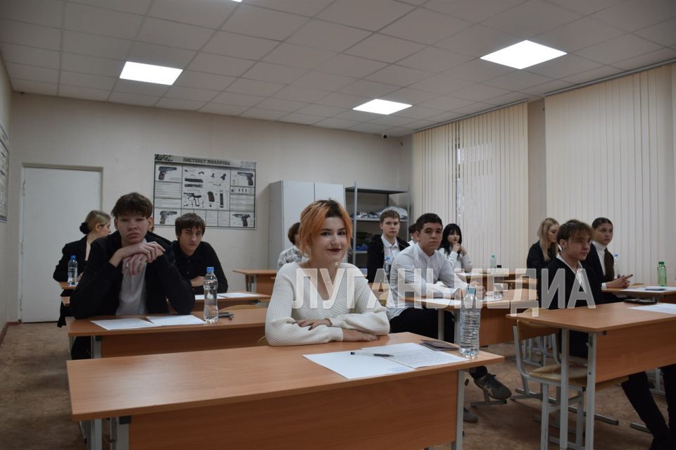 Ученики 11 класса средней школы № 1 им. А. М. Горького города Краснодона приняли участие в написании итогового сочинения Ученики 11 класса средней школы № 1 им. А. М. Горького города Краснодона приняли участие в написании итогового сочинения