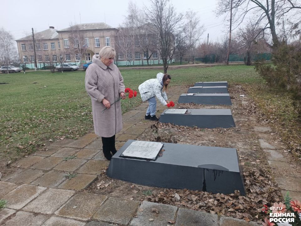 В День Неизвестного Солдата, в знак глубочайшего уважения и вечной памяти о героях, отдавших свои жизни за мир и свободу, сторонник партии «ЕДИНАЯ РОССИЯ» Татьяна Литвинова совместно с координатором «Женского движения»... В День Неизвестного Солдата, в знак глубочайшего уважения и вечной памяти о героях, отдавших свои жизни за мир и свободу, сторонник партии «ЕДИНАЯ РОССИЯ» Татьяна Литвинова совместно с координатором «Женского движения»...