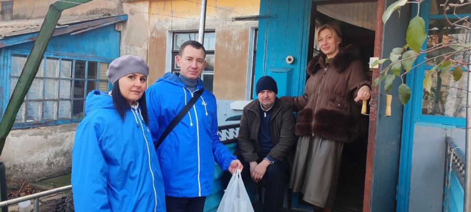 В преддверии Международного дня инвалидов активисты и сторонники Единой России доставили продуктовые наборы жителям г.Миусинск В преддверии Международного дня инвалидов активисты и сторонники Единой России доставили продуктовые наборы жителям г.Миусинск