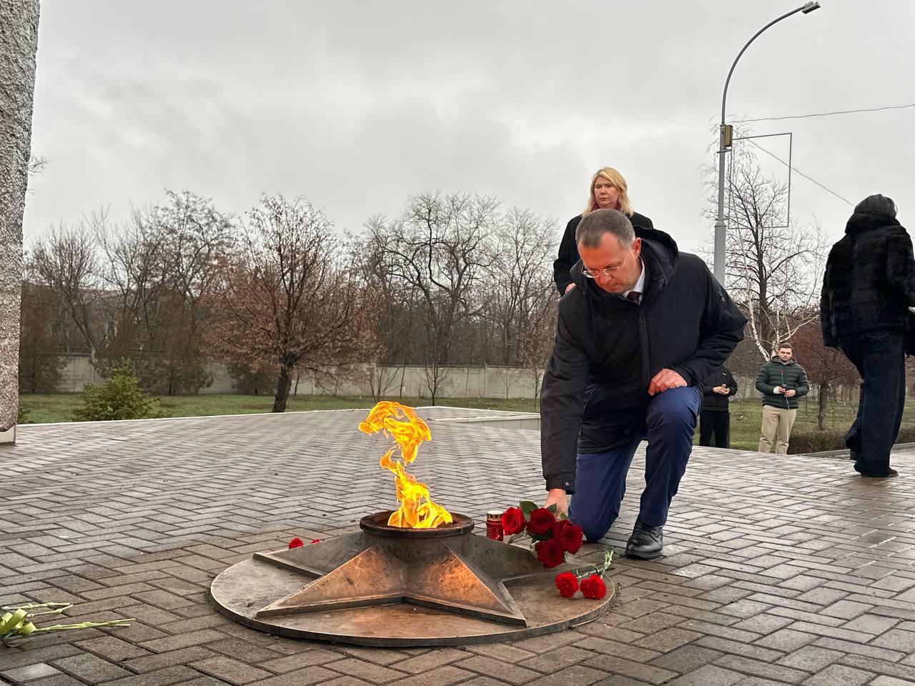 В сердце Алчевска, в уютном сквере, носящем гордое имя "Доблести и Славы", возвышается монумент, ставший символом непоколебимой стойкости и безмерной жертвы – Памятник Неизвестному Солдату В сердце Алчевска, в уютном сквере, носящем гордое имя "Доблести и Славы", возвышается монумент, ставший символом непоколебимой стойкости и безмерной жертвы – Памятник Неизвестному Солдату