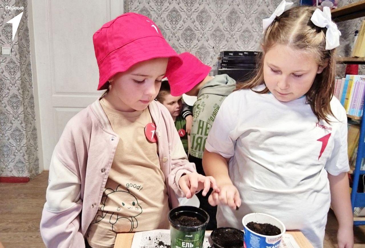 Добрые дела Первых. Активисты Петровеньковской школы совместно с наставниками приняли участие во Всероссийской акции «Неделя добрых дел», посвящённой Дню добровольца в России Добрые дела Первых. Активисты Петровеньковской школы совместно с наставниками приняли участие во Всероссийской акции «Неделя добрых дел», посвящённой Дню добровольца в России