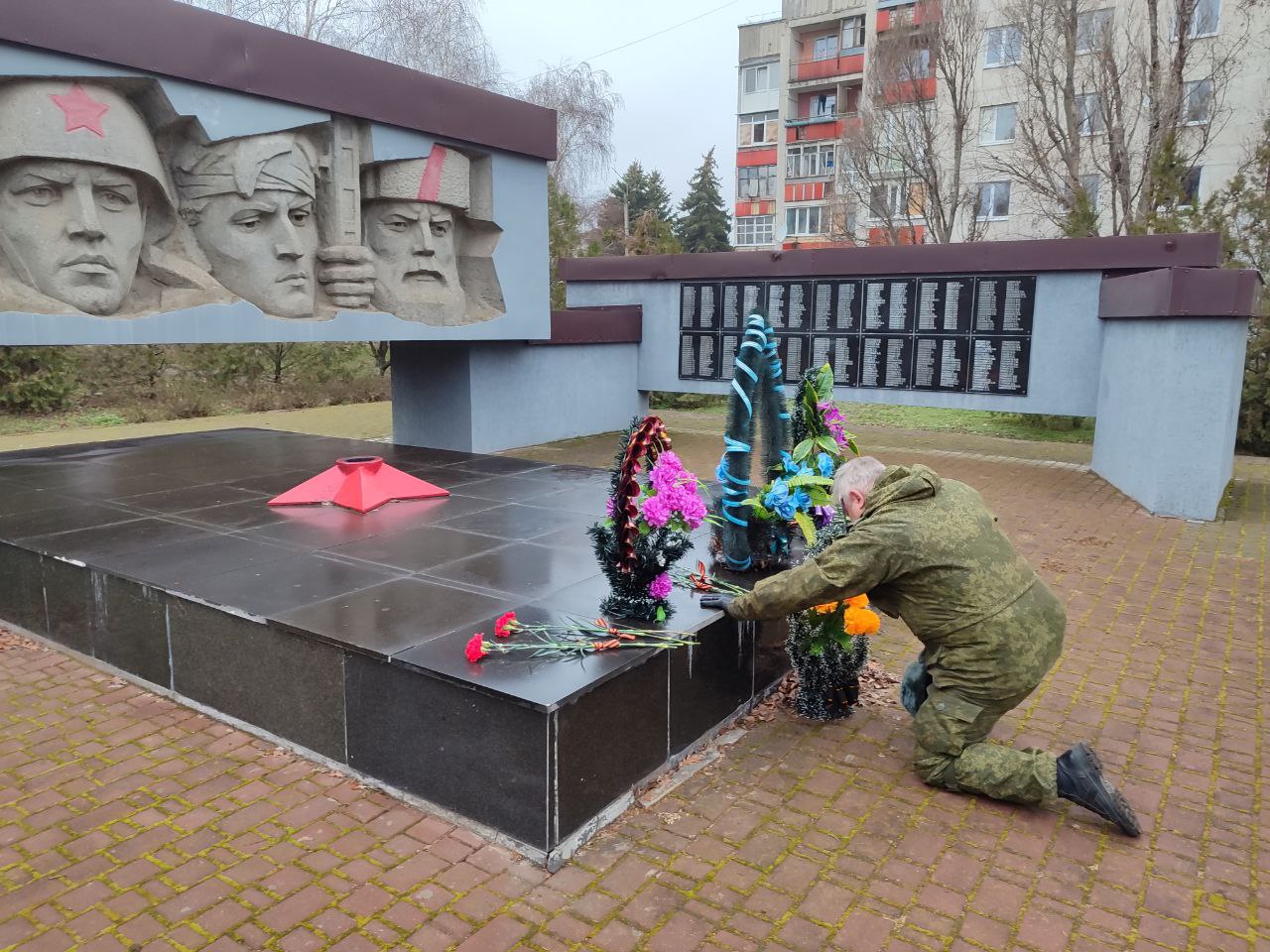 3 декабря, в День Неизвестного Солдата, Глава Кременского МО Вячеслав Третьяков совместно с представителями администрации, сотрудниками государственных учреждений и местными жителями возложили цветы к памятнику... 3 декабря, в День Неизвестного Солдата, Глава Кременского МО Вячеслав Третьяков совместно с представителями администрации, сотрудниками государственных учреждений и местными жителями возложили цветы к памятнику...