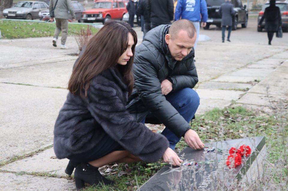 В Северодонецке единороссы почтили подвиг Неизвестного солдата В Северодонецке единороссы почтили подвиг Неизвестного солдата