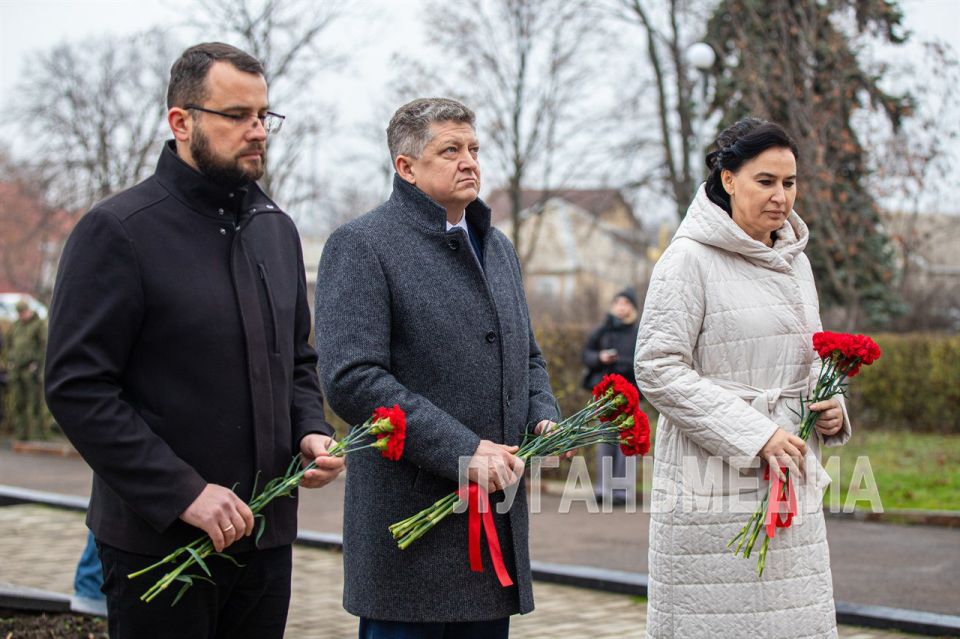 В Луганске прошла церемония возложения цветов к братской могиле воинов, погибших при освобождении города В Луганске прошла церемония возложения цветов к братской могиле воинов, погибших при освобождении города