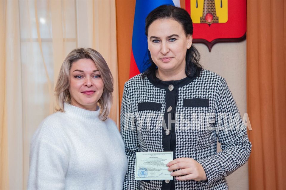 В Администрации города Луганска состоялось торжественное вручение удостоверений семейного куратора В Администрации города Луганска состоялось торжественное вручение удостоверений семейного куратора