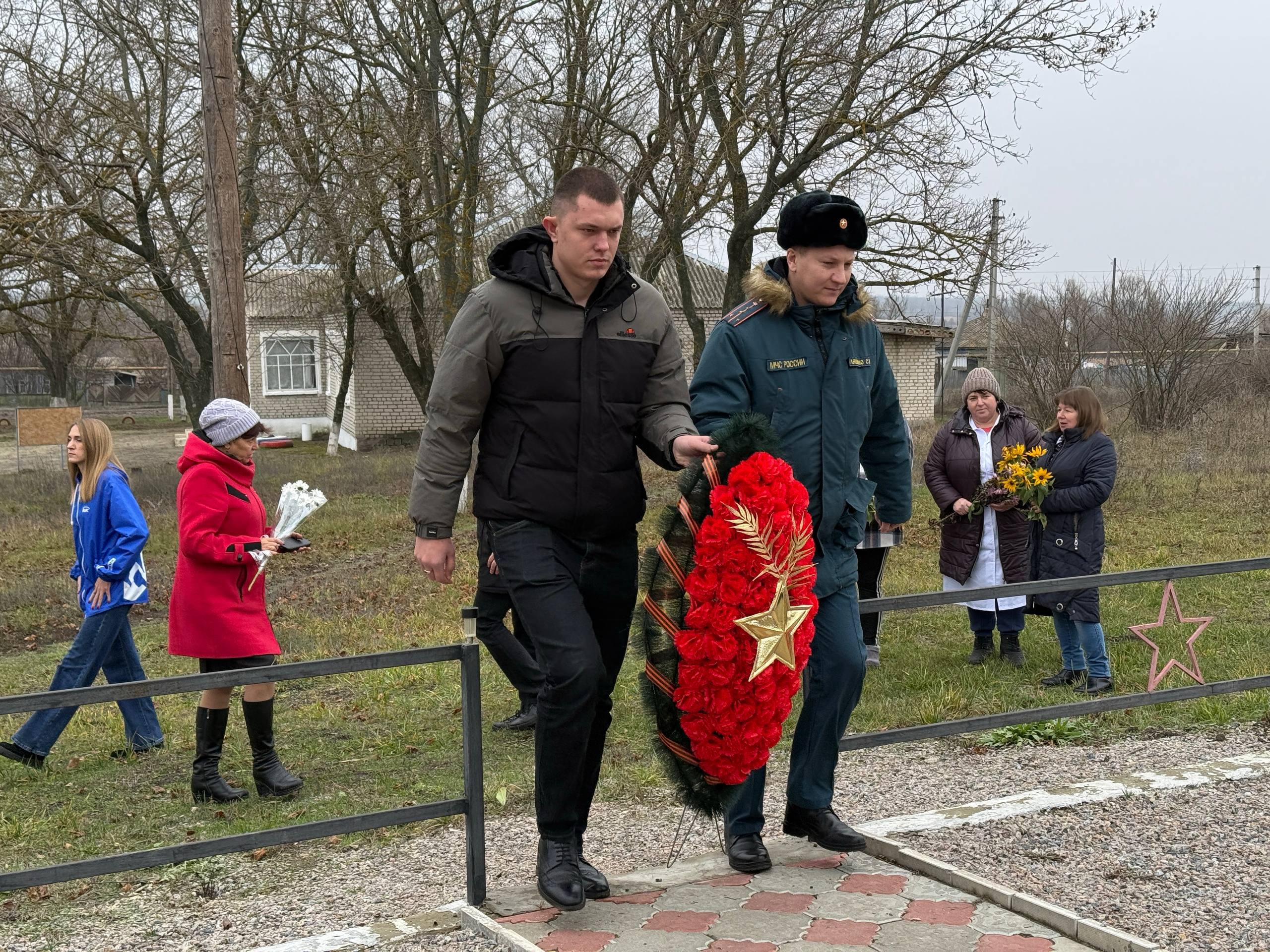 День Неизвестного солдата: возложение цветов в Марковском округе День Неизвестного солдата: возложение цветов в Марковском округе