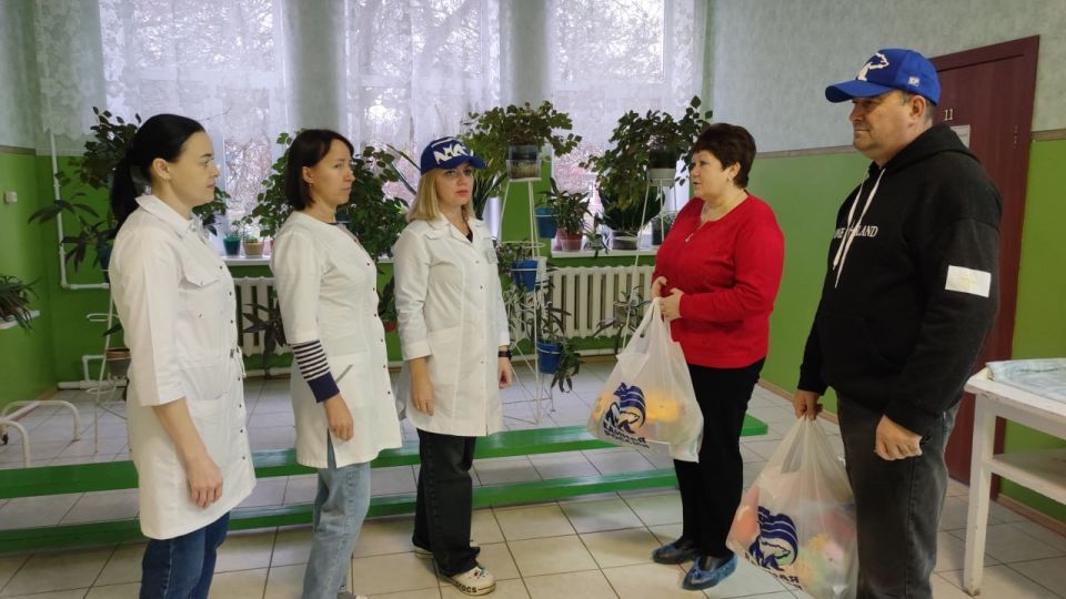 Активисты ВПП «Единая Россия» г. Молодогвардейска передали призы для детей из «Коробки храбрости»