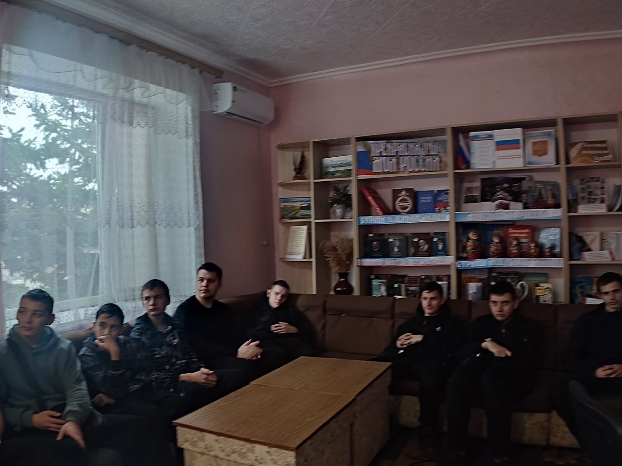 В Лутугинской центральной библиотеке прошел час общения к Международному дню инвалидов В Лутугинской центральной библиотеке прошел час общения к Международному дню инвалидов