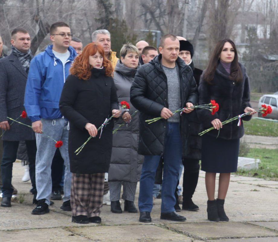 В Северодонецке единороссы почтили подвиг Неизвестного солдата В Северодонецке единороссы почтили подвиг Неизвестного солдата