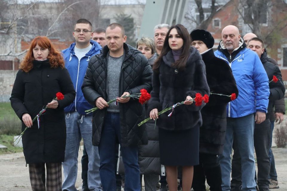 Северодончане почтили память погибших героев в День Неизвестного Солдата Северодончане почтили память погибших героев в День Неизвестного Солдата