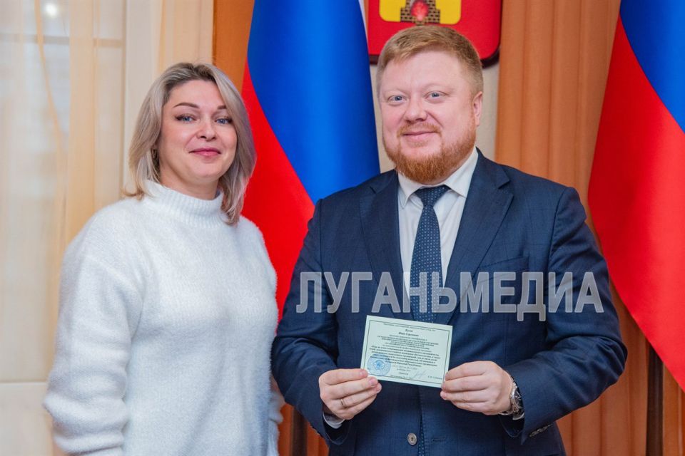 В Администрации города Луганска состоялось торжественное вручение удостоверений семейного куратора В Администрации города Луганска состоялось торжественное вручение удостоверений семейного куратора
