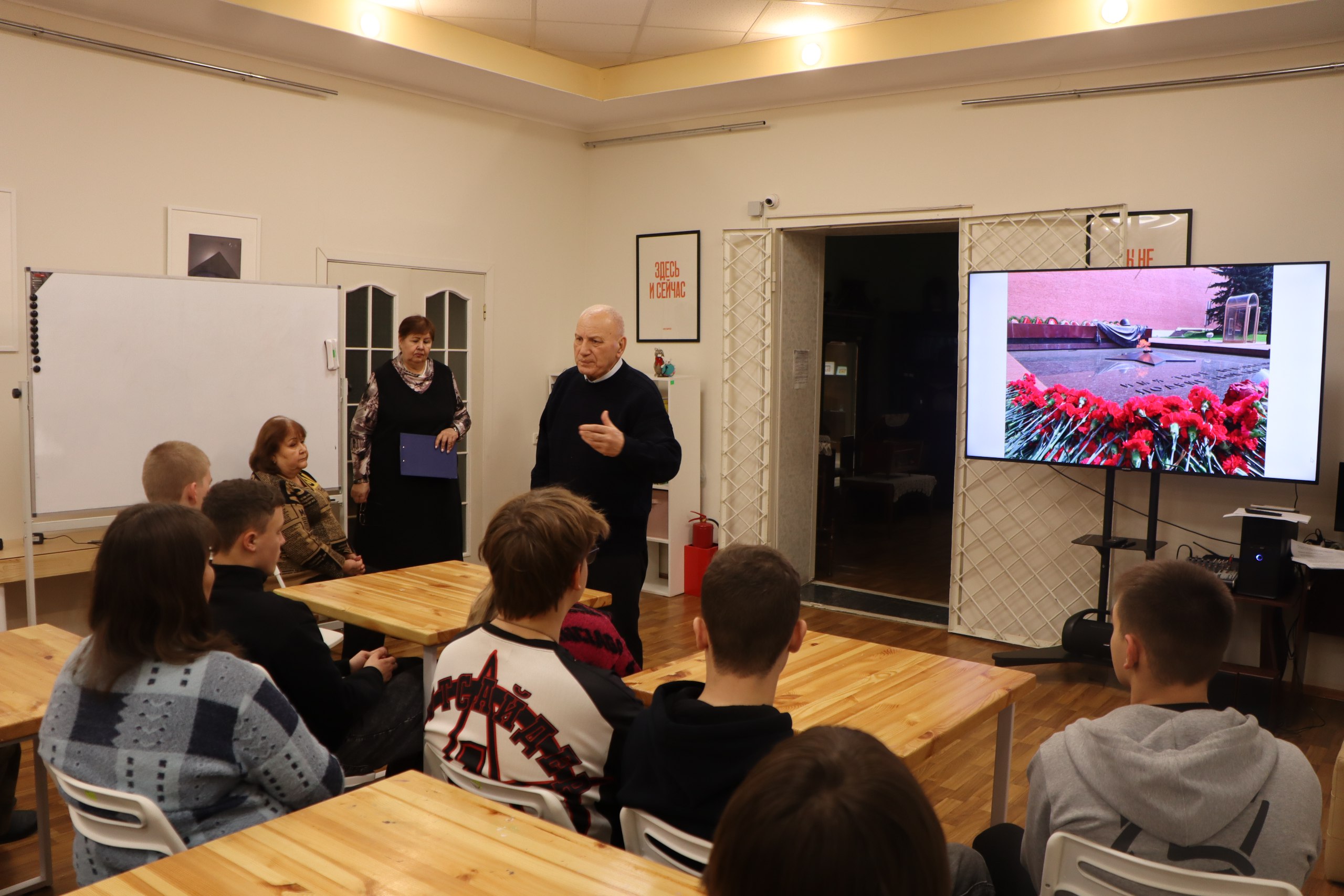 Сегодня, в День Неизвестного Солдата, в учреждениях культуры города Ровеньки проведены тематические мероприятия Сегодня, в День Неизвестного Солдата, в учреждениях культуры города Ровеньки проведены тематические мероприятия