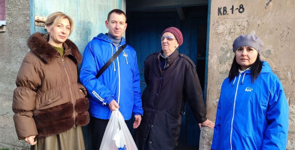 В преддверии Международного дня инвалидов активисты и сторонники Единой России доставили продуктовые наборы жителям г.Миусинск В преддверии Международного дня инвалидов активисты и сторонники Единой России доставили продуктовые наборы жителям г.Миусинск