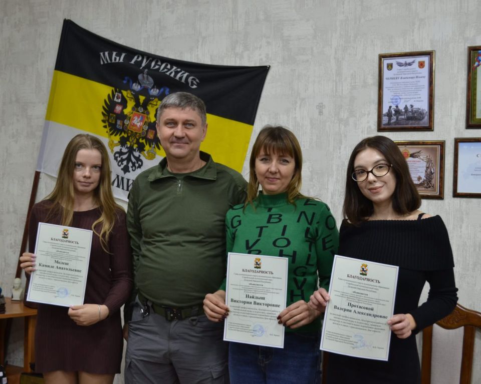 Владимир Чернев: В честь профессионального праздника — Дня юриста — вручил благодарности работникам отдела правового обеспечения и противодействия коррупции Администрации