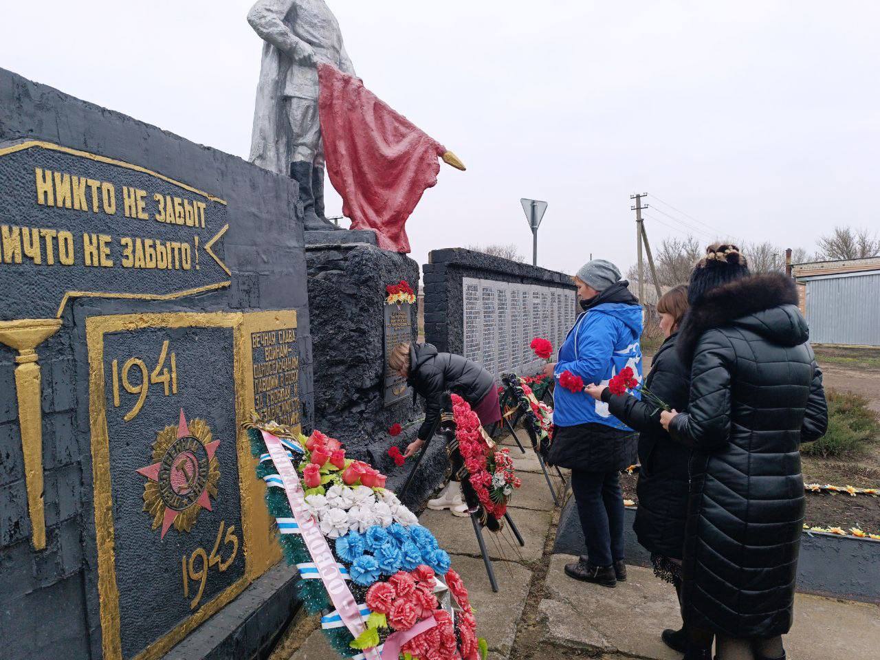 Память, которую храним: в Меловском МО отметили День Неизвестного Солдата Память, которую храним: в Меловском МО отметили День Неизвестного Солдата