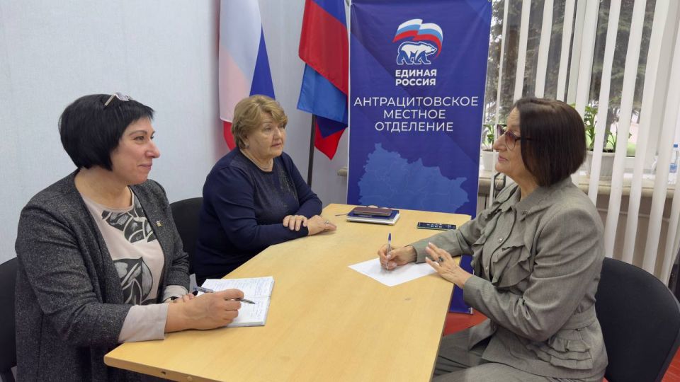 Антрацитовском муниципальном округе состоялся приём граждан по вопросам социальной поддержки в рамках Декады приемов, приуроченной к 24-летию «Единой России» Антрацитовском муниципальном округе состоялся приём граждан по вопросам социальной поддержки в рамках Декады приемов, приуроченной к 24-летию «Единой России»